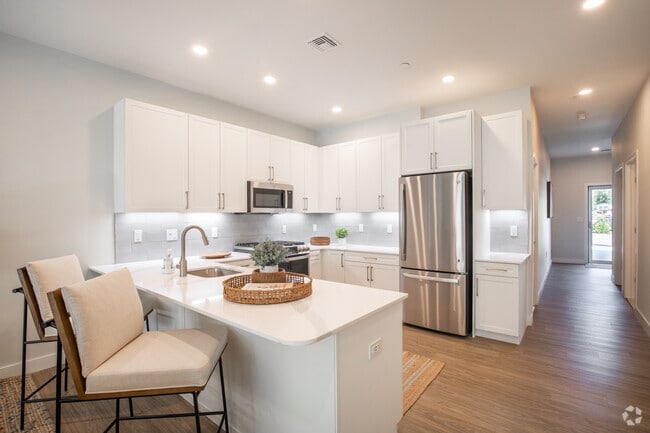 2 BR, 2 BA - 1,300 SQ FT