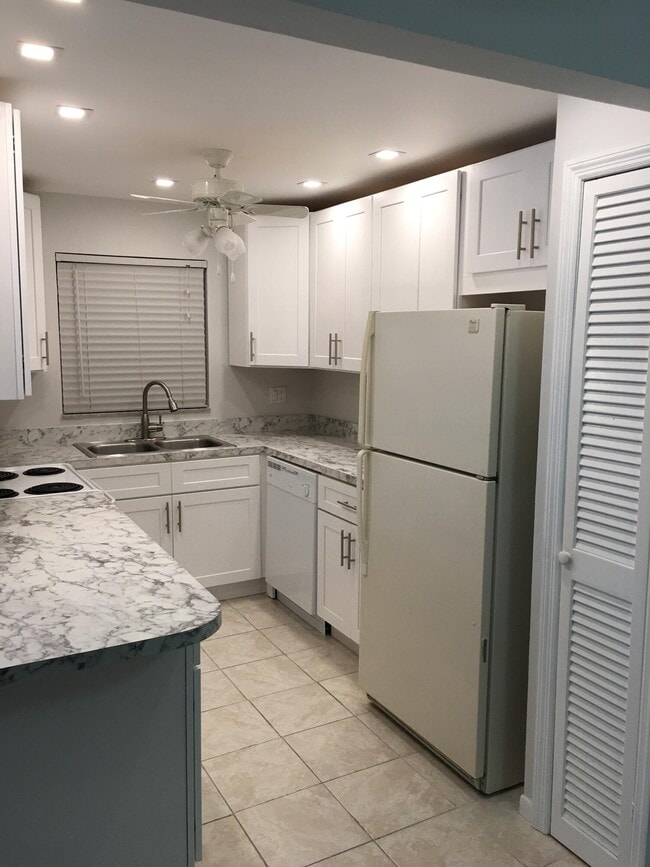 Building Photo - 1271 NW 13th St Unit 357e