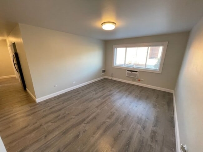 Building Photo - 517 S Milwaukee Ave