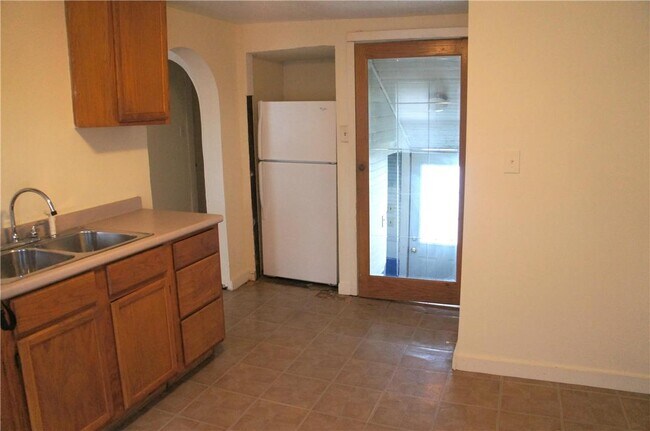 Photo - 106 W 5th S St