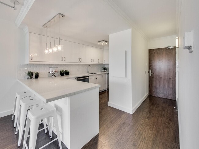 Photo - 914 Yonge St
