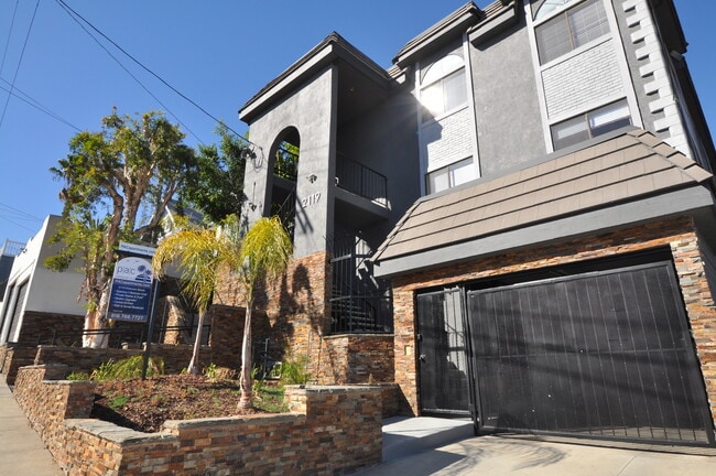 Building Photo - 2119 Elsinore St Unit 03