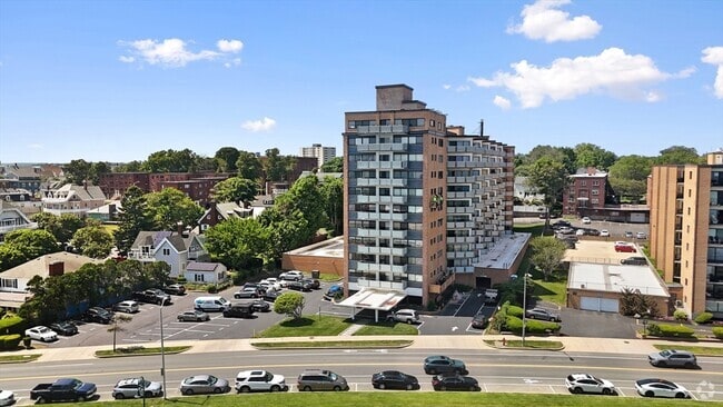 Building Photo - 300 Lynn Shore Dr Unit 204 Rental
