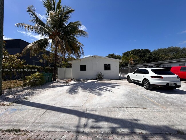 Photo - 707 SW 10th St Apartamento Unidad 1-4
