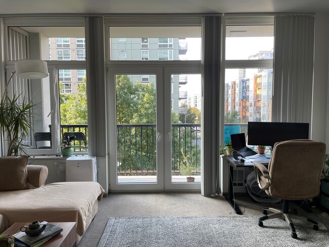 Photo - 2717 Western Ave Unidad 4000