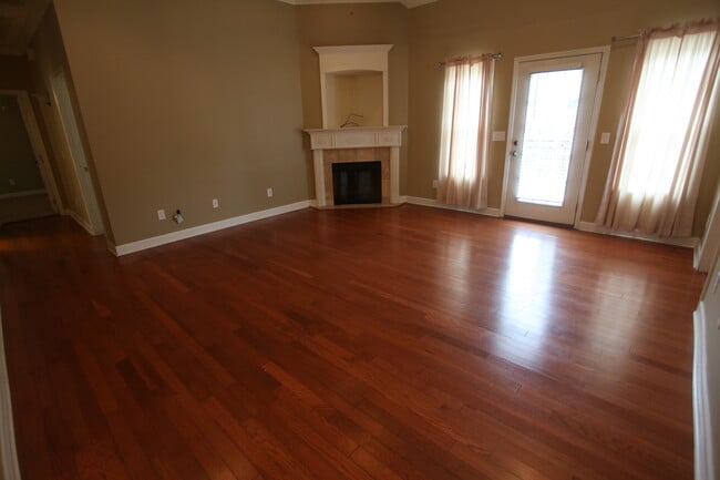 Photo - Beautiful 3bed/2bath residential home available in August!