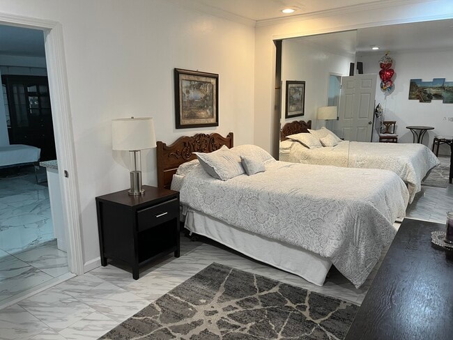 17220 Ballinger St Unit Guest Suite - Luxurious
