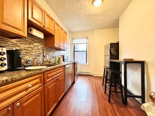 Building Photo - 614 Columbus Ave Unit 3