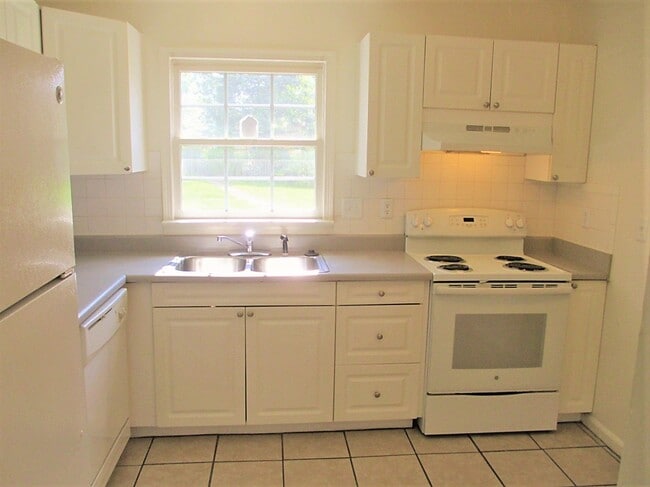 Photo - 3005 Radcliffe Ln N