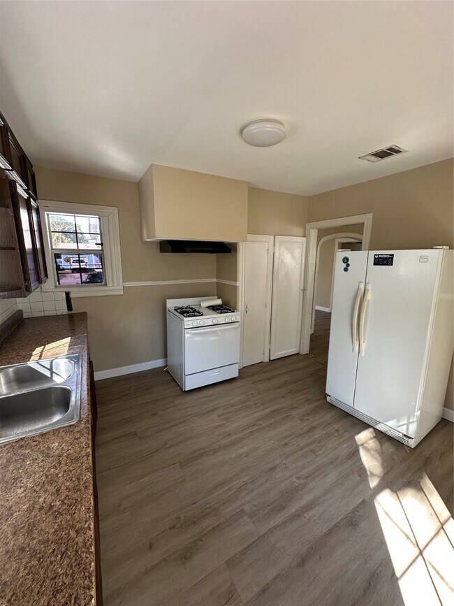 Photo - 6908 Moss Rose St