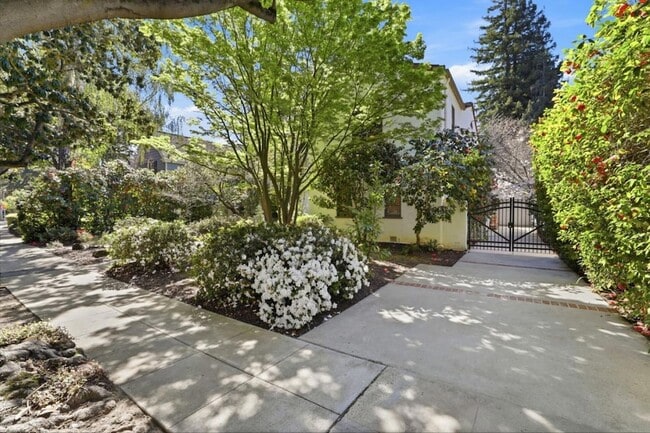 Photo - 566 E Crescent Dr