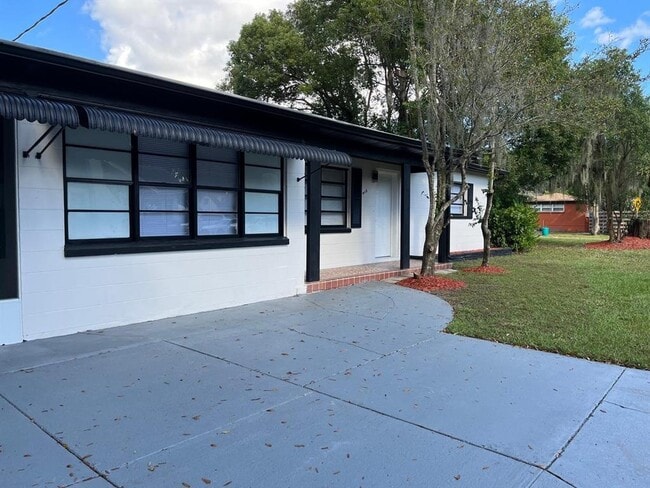 Photo - 415 W Oak Dr