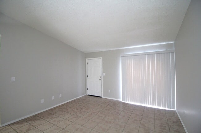 Photo - Move-In Ready 2-Bedroom Apartment - First ... Unidad 4