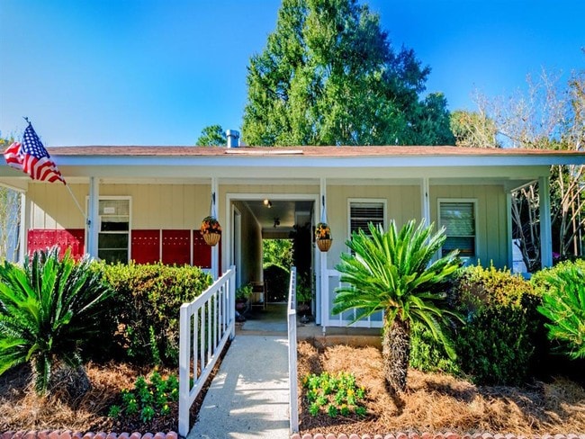 Photo - Four Seasons