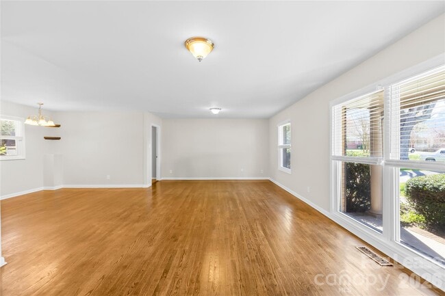 Photo - 4033 Woodgreen Terrace