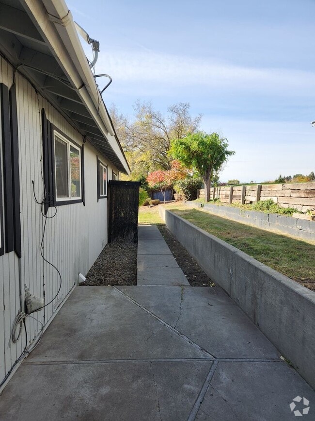 Building Photo - Selah 3br 1ba duplex with carport and WATE... Unit F318 Rental