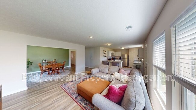 Photo - 961 Louise Dr