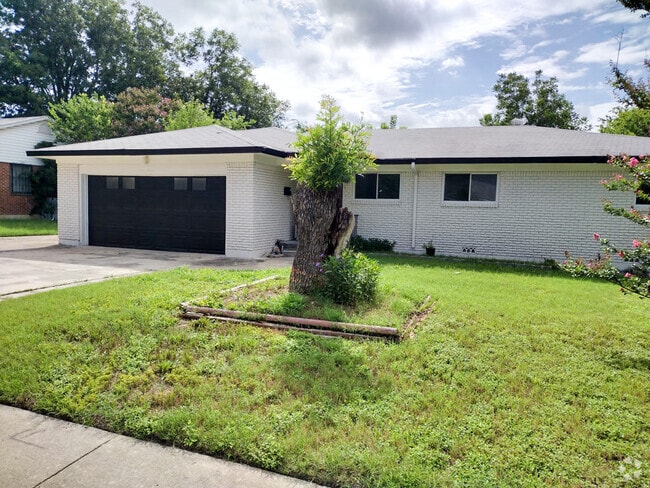 Building Photo - 1206 Pine Dr Rental