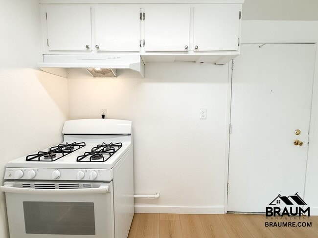 Photo - 5461 Kester Ave Unidad 105