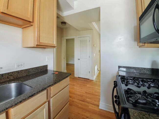 Photo - 1212 W Waveland Ave