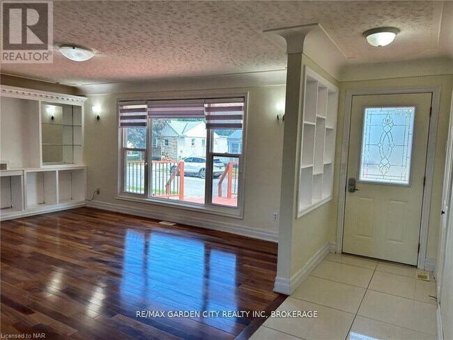 Photo - 834 David St