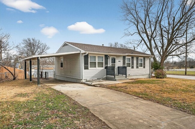 Photo - Hard-to-Find 6-Bedroom Home in Grandview!