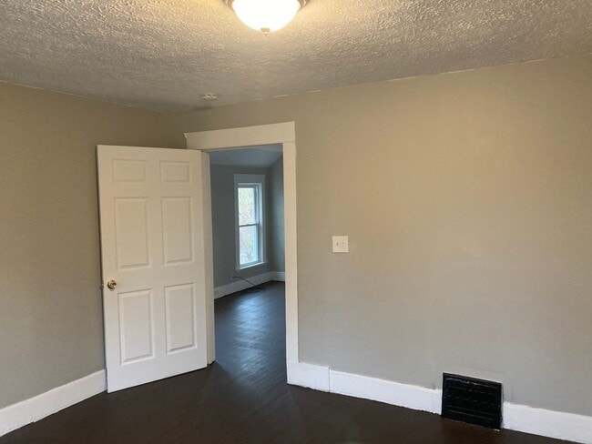Building Photo - 3119 W 52nd St Unit 3119 West 52nd St Up Rental