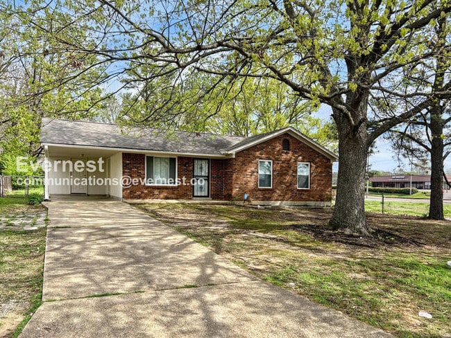 Building Photo - 3 Bed/1 Bath Home with Carport / Pet-Frien...