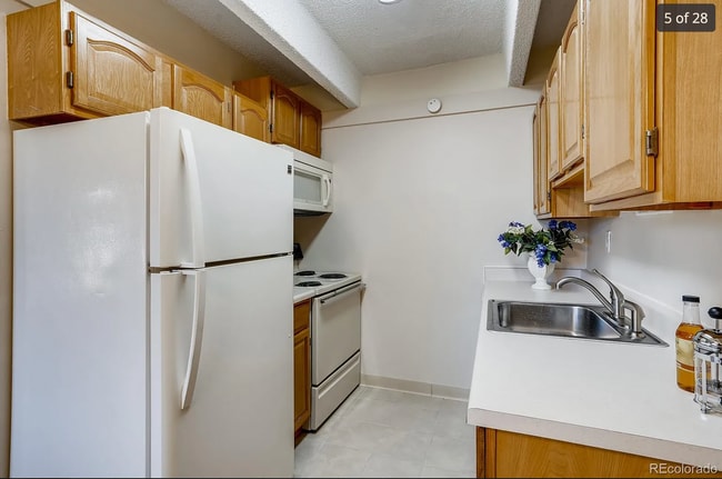 Building Photo - 800 W Belleview Ave Unit 204