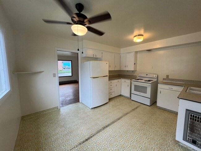 Photo - Cute 2 Bedroom House with Hardwood Floors!