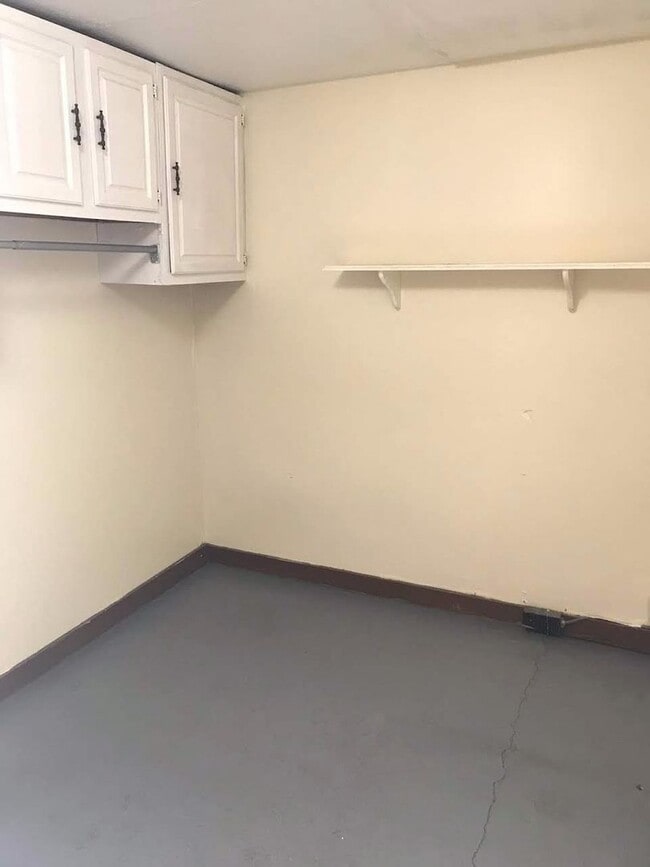 Building Photo - 4 bedrooms Rental