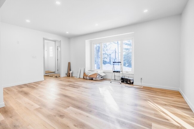 Photo - 1819 Assiniboine Av