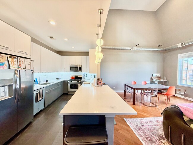 Building Photo - Stunning 2 Bed 2 Bath Plus Lofted Den in the Wicker Park area Unit 4