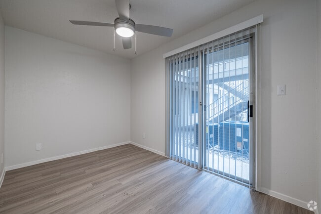 1BR, 1BA - 400SF