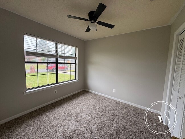 Photo - MOVE IN SPECIAL: $1000 OFF 1ST MONTH'S RENT!**