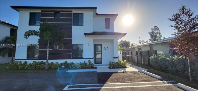 Building Photo - 1313 NW 6th Ave Unit A