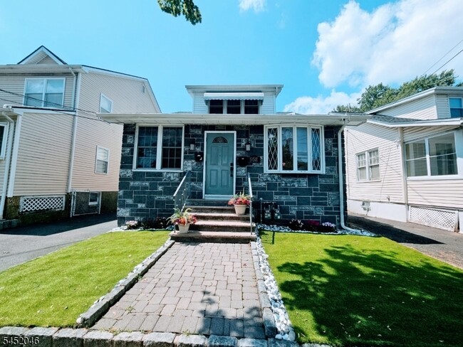 Building Photo - 552 Paul St Unit 2