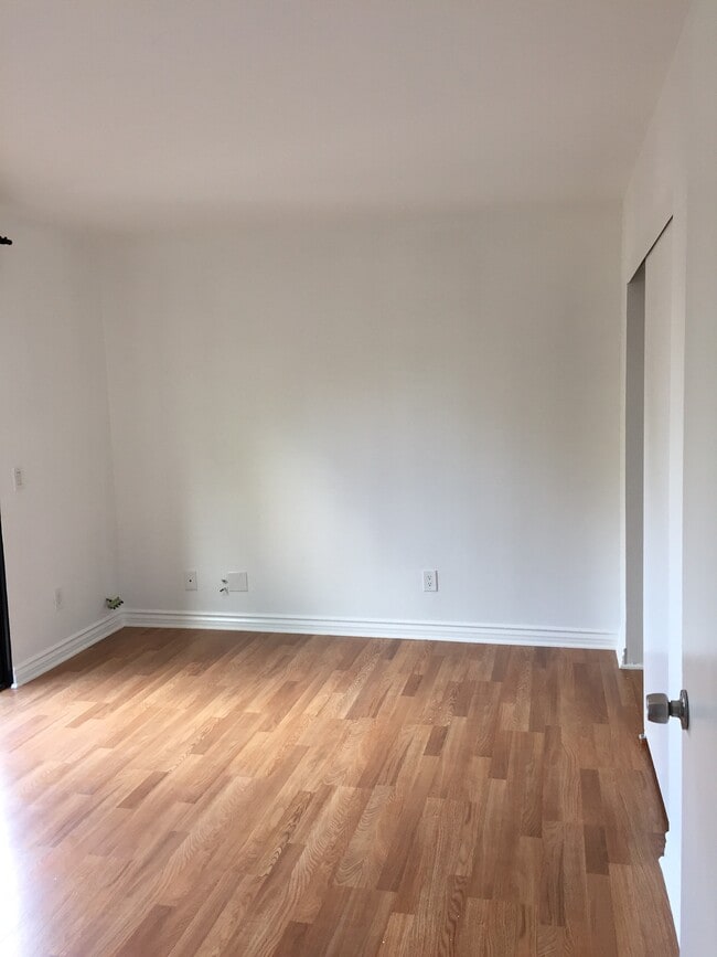 Photo - 8735 Variel Ave Unidad 104 Rental