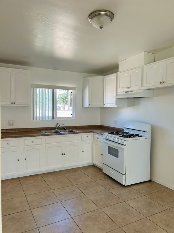 Photo - 447 E 61st St Rental