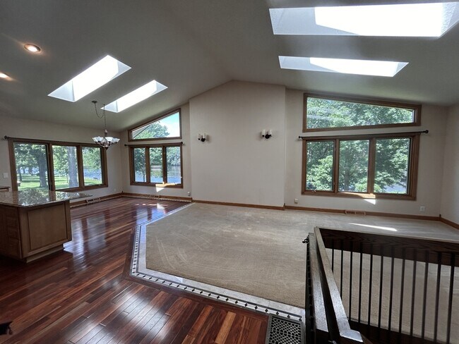 Photo - 1005 E River St