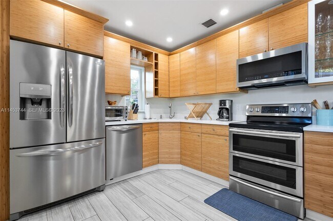 Photo - 201 NE 16th Ct