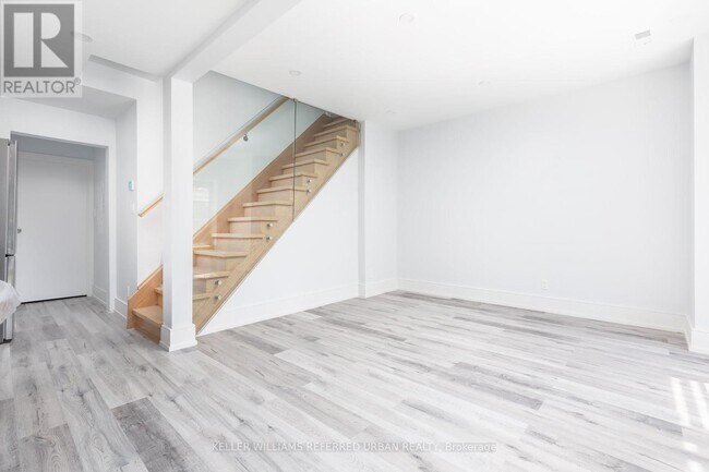 Photo - 1588 King St W