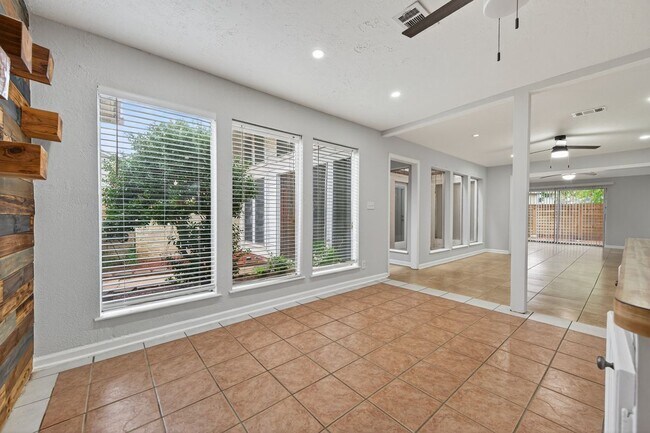 Photo - 6102 Crakston St