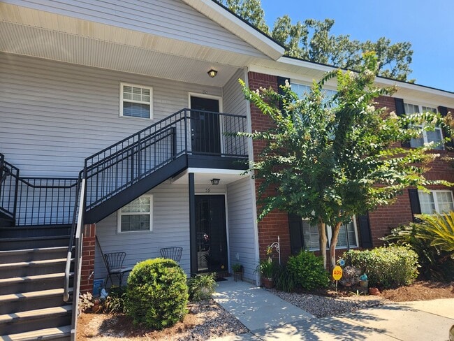Building Photo - Updated 2 Bedroom 2 Bath Condo in Gated Co...