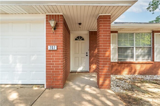 Photo - 707 E Kara Ln