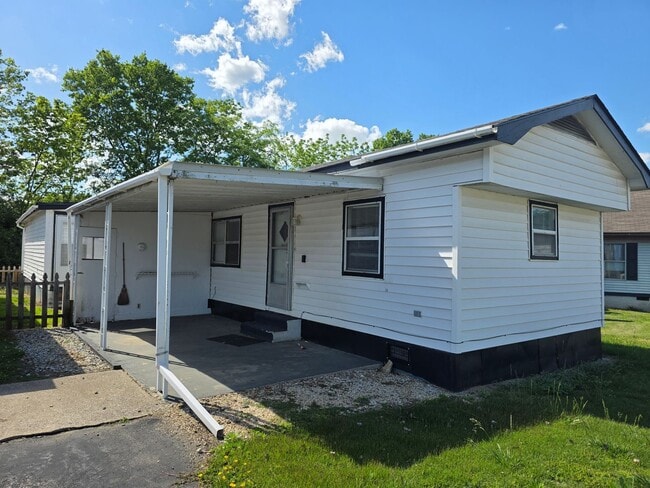 Building Photo - 3 Bedroom 1.5 Bath Mobile Home. Please read Description!