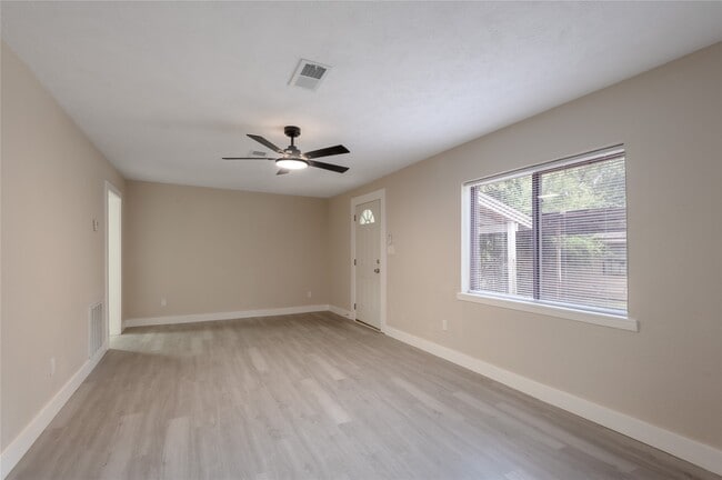 Photo - 1107 W Dogwood St