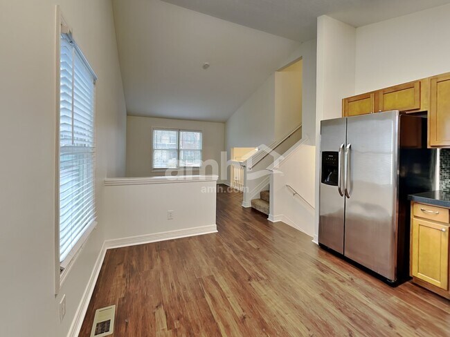 Photo - 2083 Shetland St