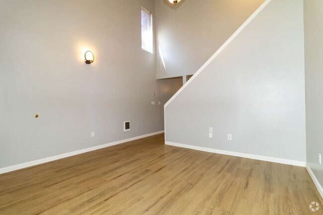 Building Photo - Large 2 bed 1.5bath townhouse Unit 12061B