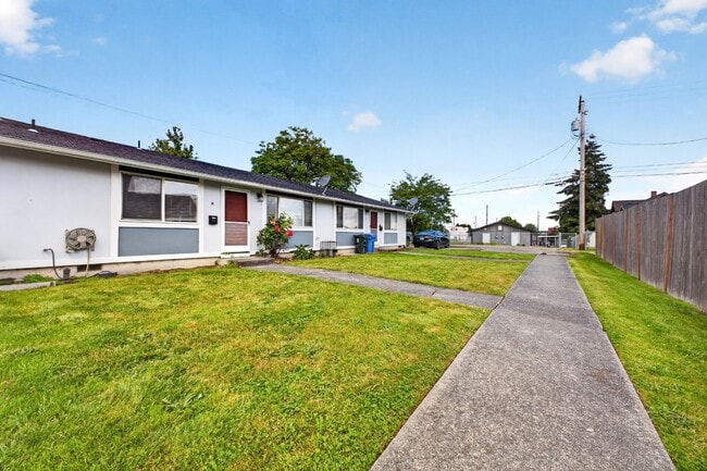 Building Photo - Cute 2 bedroom Near Downtown Tacoma & I-5 Unit B